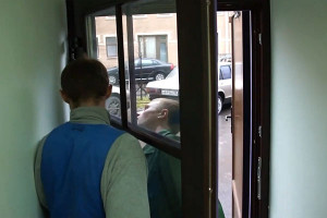 навешиваем дверь - дело двух секунд при наличии сноровки