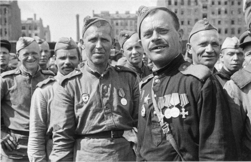 Демобилизованные воины, прибывшие в Ленинград с одним из первых эшелонов. Справа - участник трех войн с Георгиевским крестом - гвардии рядовой Ф. Г. Вадюхин (фото: А. Цыганов) Демобилизованные воины, прибывшие в Ленинград с одним из первых эшелонов. Справа - участник трех войн с Георгиевским крестом - гвардии рядовой Ф. Г. Вадюхин (фото: А. Цыганов)