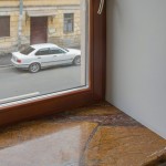 Деревянное окно с мраморным подоконником в Транспортном переулке
