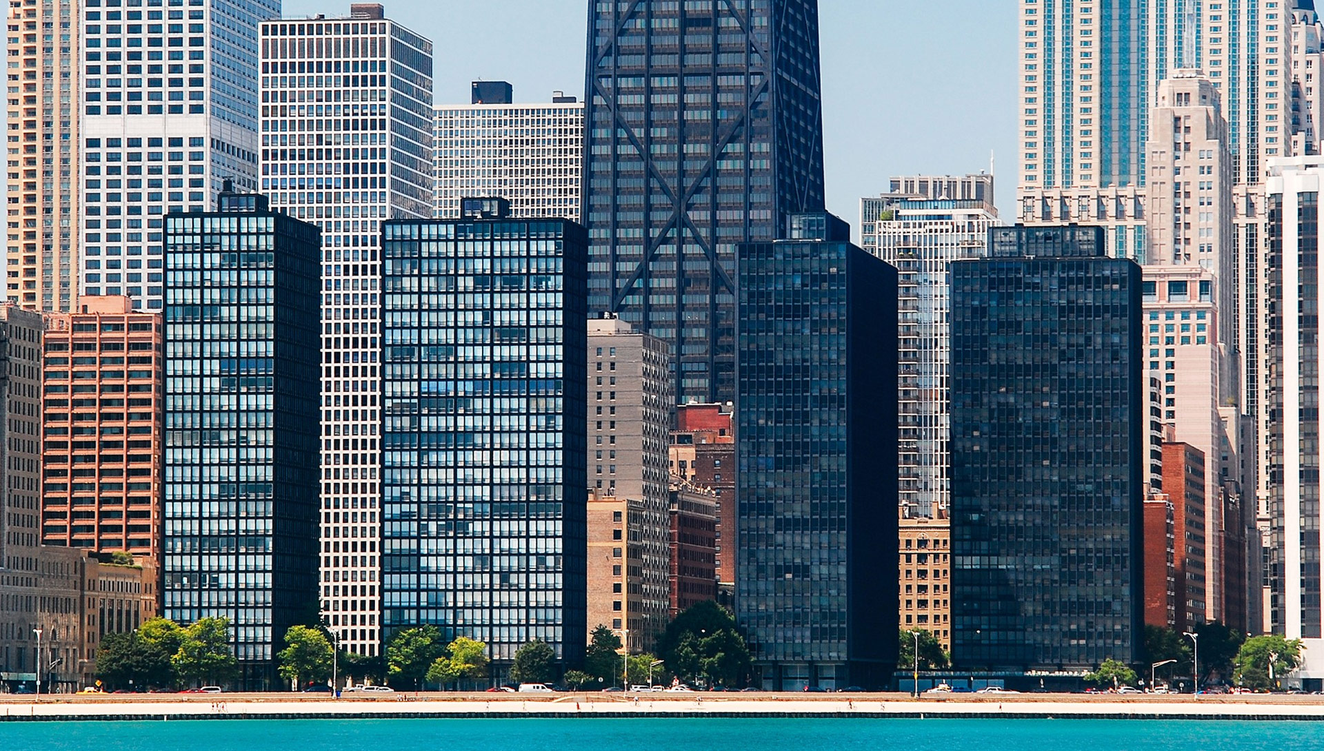 Первыми воплощениями этих идей стали жилые массивы Lake Shore Drive в Чикаго