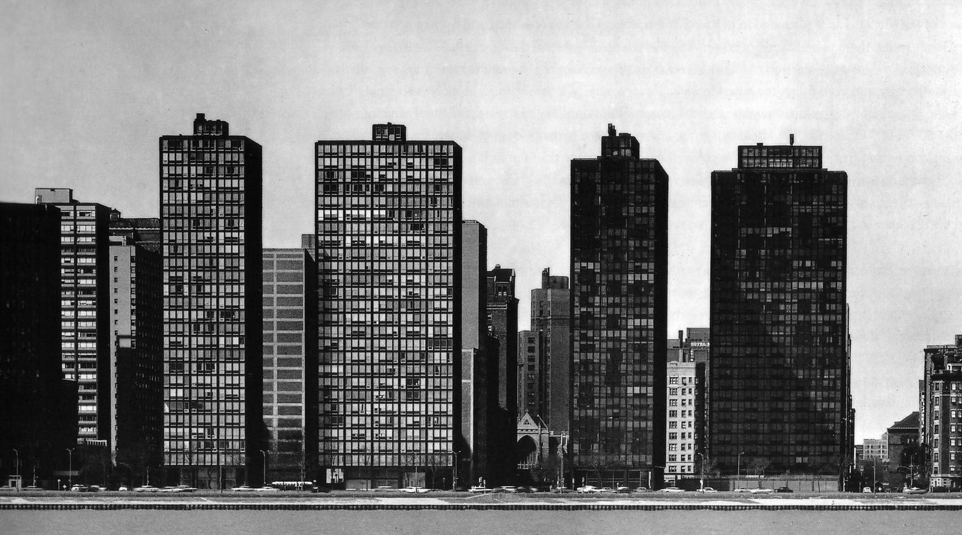 Первыми воплощениями этих идей стали жилые массивы Lake Shore Drive в Чикаго
